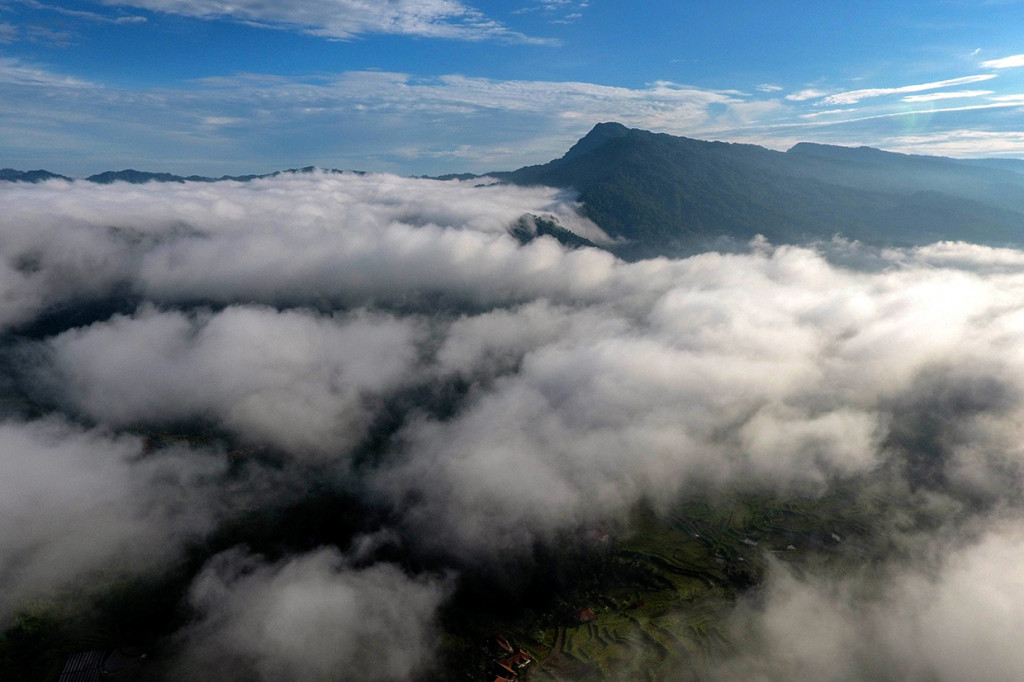 Foto pemandangan dari Puncak Bangku, Desa Situmandala, Kecamatan Rancah, Kabupaten Ciamis, Jawa Barat.