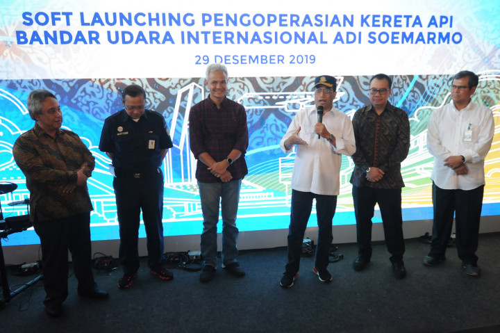 Menteri Perhubungan Budi Karya Sumadi melakukan peninjauan terhadap jalur kereta bandara rute Bandara Adi Soemarmo-Stasiun Solo Balapan.