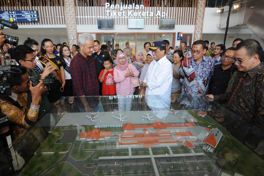 Menteri Perhubungan Budi Karya Sumadi (kanan) berbincang dengan Gubernur Jawa Tengah Ganjar Pranowo (kiri) saat menghadiri 