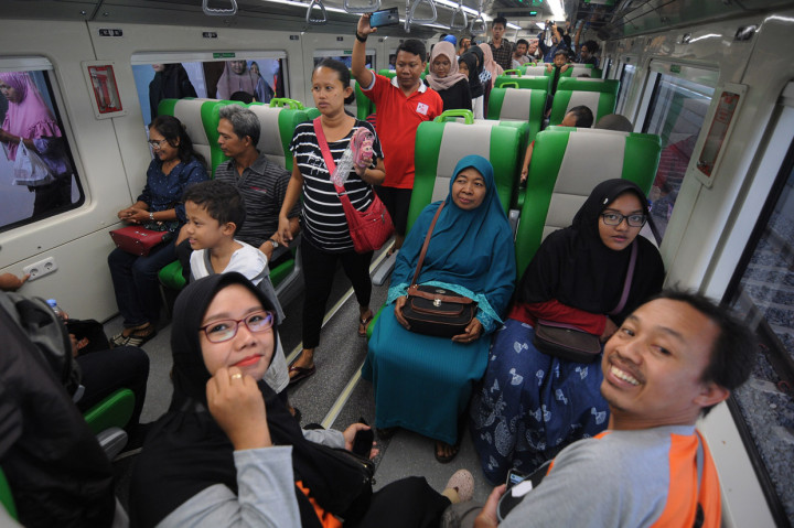 Sejumlah warga berada di Kereta Api Bandara Adi Soemarmo saat 