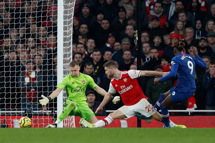 Tammy Abraham mencetak gol empat menit berselang dan memastikan anak-anak London barat meraih kemenangan atas tim London utara. AFP Photo/Adrian Dennis