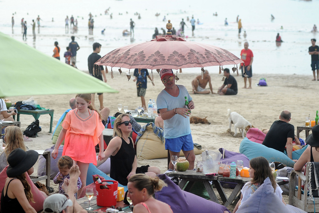 Sejumlah wisatawan berada di kawasan wisata Pantai Jimbaran, Badung, Bali. 