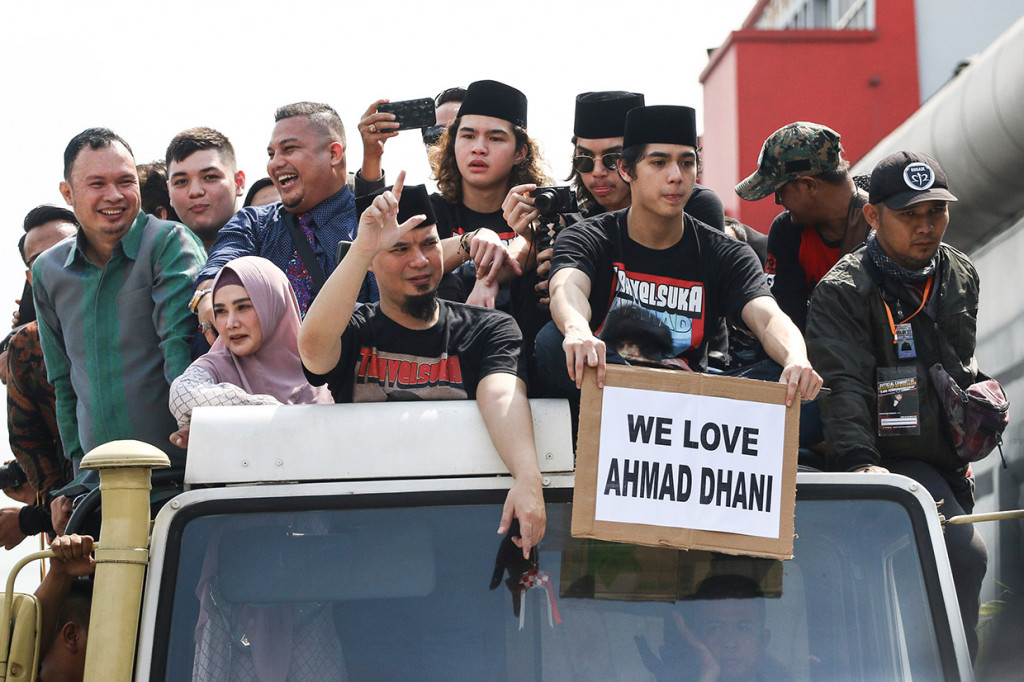 Musisi Ahmad Dhani (kedua kiri) didampingi istrinya Mulan Jameela (kiri) dan anaknya Abdul Qodir Jaelani (ketiga kiri), Ahmad Al Ghazali (kanan) dan Ahmad El Jallaludin Rumi (belakang kanan) menaiki mobil unimog saat meninggalkan Lembaga Permasyarakatan kelas I Cipinang di Jakarta.