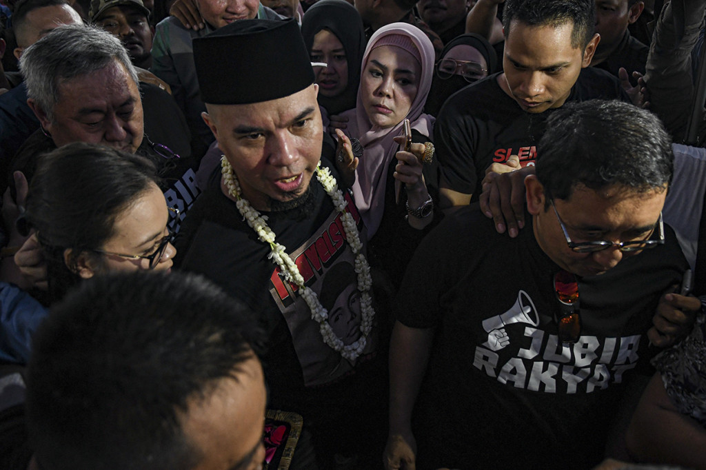 Musisi Ahmad Dhani tiba di rumahnya usai bebas dari Lembaga Permasyarakatan kelas I Cipinang di kawasan Pondok Indah, Jakarta.