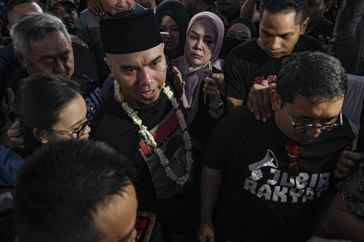 Musisi Ahmad Dhani tiba di rumahnya usai bebas dari Lembaga Permasyarakatan kelas I Cipinang di kawasan Pondok Indah, Jakarta.