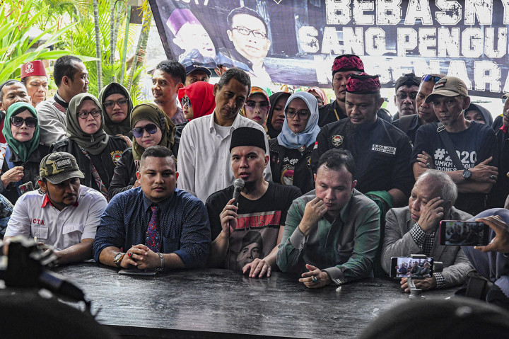 Kedatangan Dhani juga disambut oleh massa pendukung. Mereka sudah tiba terlebih dahulu sebelum pentolan Dewa 19 itu tiba. Tenda dan kursi disiapkan di depan rumah Dhani. 