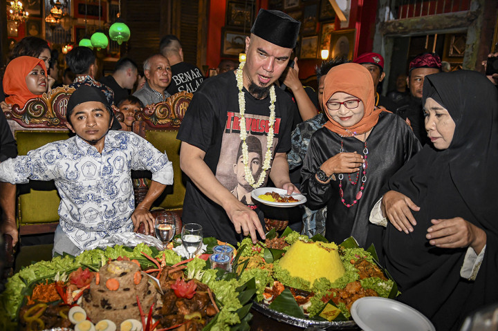 Musisi Ahmad Dhani (kedua kiri) melakukan potong nasi tumpeng usai bebas dari Lembaga Permasyarakatan kelas I Cipinang di rumahnya, Jakarta.