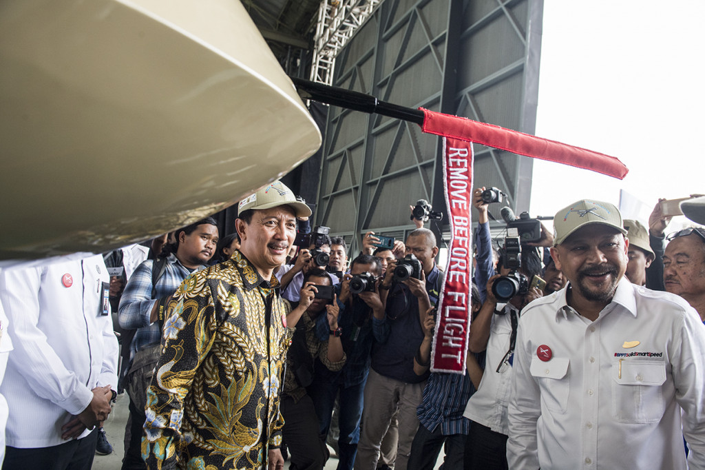 Direktur Utama PT Dirgantara Indonesia (Persero) (PTDI) Elfien Goentoro (kiri) bersama Kepala BPPT Hammam Riza (kanan) meninjau Pesawat Udara Nir Awak (PUNA) jenis Medium Altitude Long Endurance (MALE) saat pengenalan perdana di hanggar PTDI, Bandung, Jawa Barat.