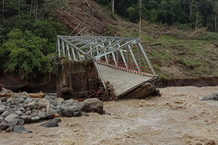 Jembatan Penghubung Lahat Muarenim Sumsel Putus Akibat Banjir Medcom Id
