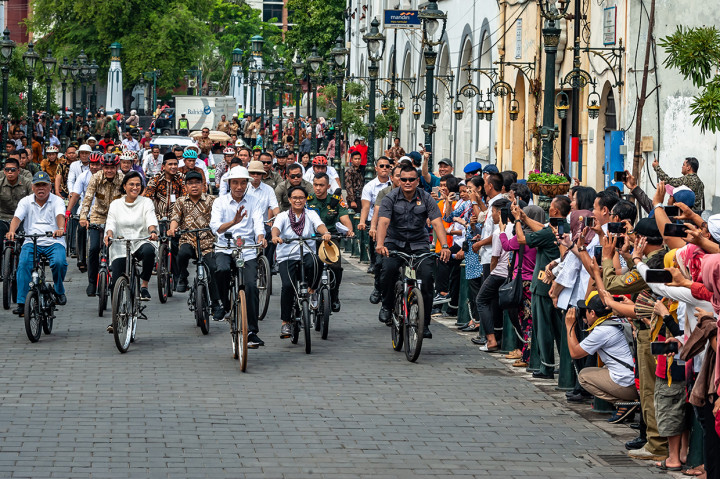 Presiden Joko Widodo (tengah) didampingi Menteri Luar Negeri Retno Marsudi (kedua kanan), Menteri Keuangan Sri Mulyani (kedua kiri), Menteri PUPR Basuki Hadimuldjono (kiri) bersepeda di Kawasan Kota Lama Semarang, Jawa Tengah.