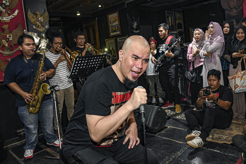 Musisi Ahmad Dhani melakukan sesi latihan jelang konsernya di Jakarta. 
