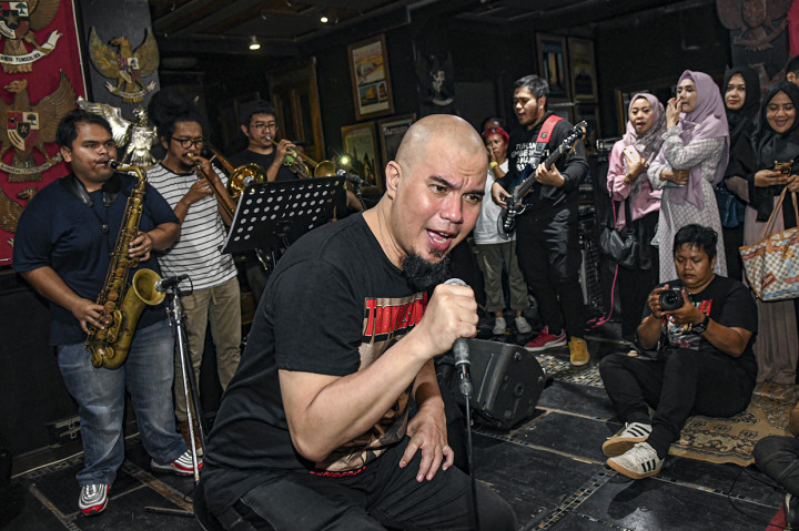 Musisi Ahmad Dhani melakukan sesi latihan jelang konsernya di Jakarta. 
