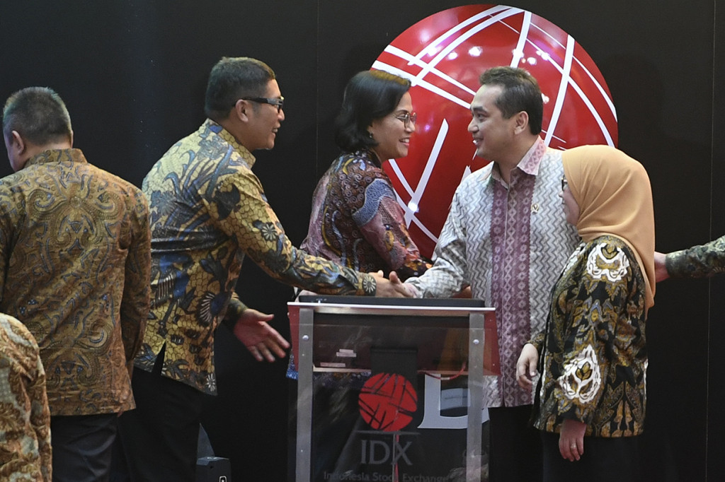 Menteri Keuangan Sri Mulyani (tengah) bersama Menteri Perdagangan Agus Suparmanto (kedua kiri), Wakil Ketua Dewan Komisioner OJK Nurhaida dan Direktur Utama BEI Inarno Djajadi menghadiri penutupan perdagangan saham 2019 di gedung Bursa Efek Indonesia Jakarta.