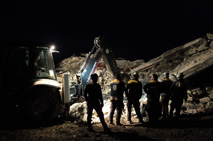 Anggota Pertahanan Sipil Suriah mencari korban selamat setelah serangan udara di kota titik nyala Maaret al-Numan di Idlib. AFP Photo/Abdulaziz Ketaz
