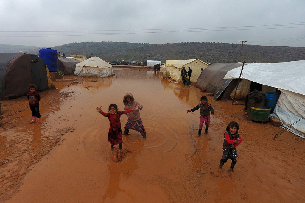 Selain itu, kamp-kamp pengungsi diterjang banjir akibat hujan lebat yang membuat orang-orang terjebak di danau lumpur. AFP Photo/Aref Tammawi