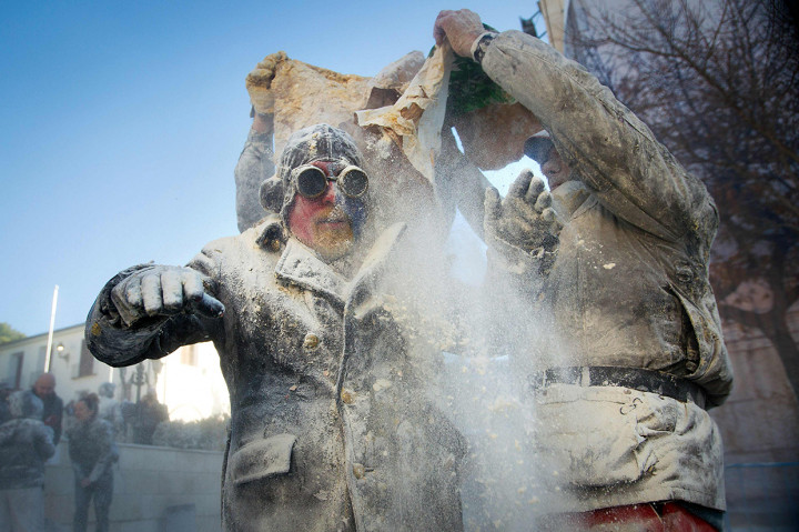 Tradisi perang telur busuk, tepung dan kembang api itu dikenal dengan nama tradisi Els Enfarinats.