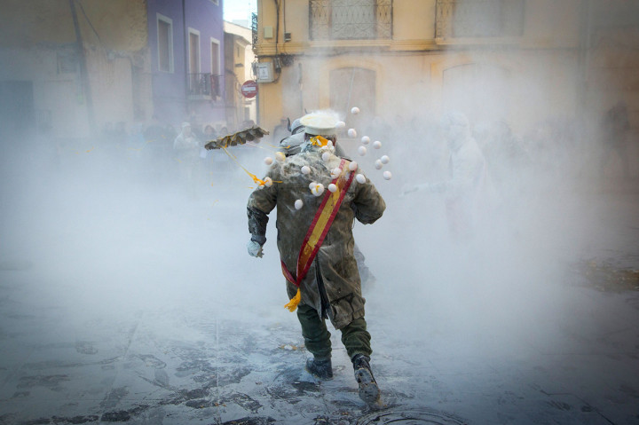 Tradisi ini diselenggarakan setiap akhir bulan Desember di Kota Ibi, Spanyol.