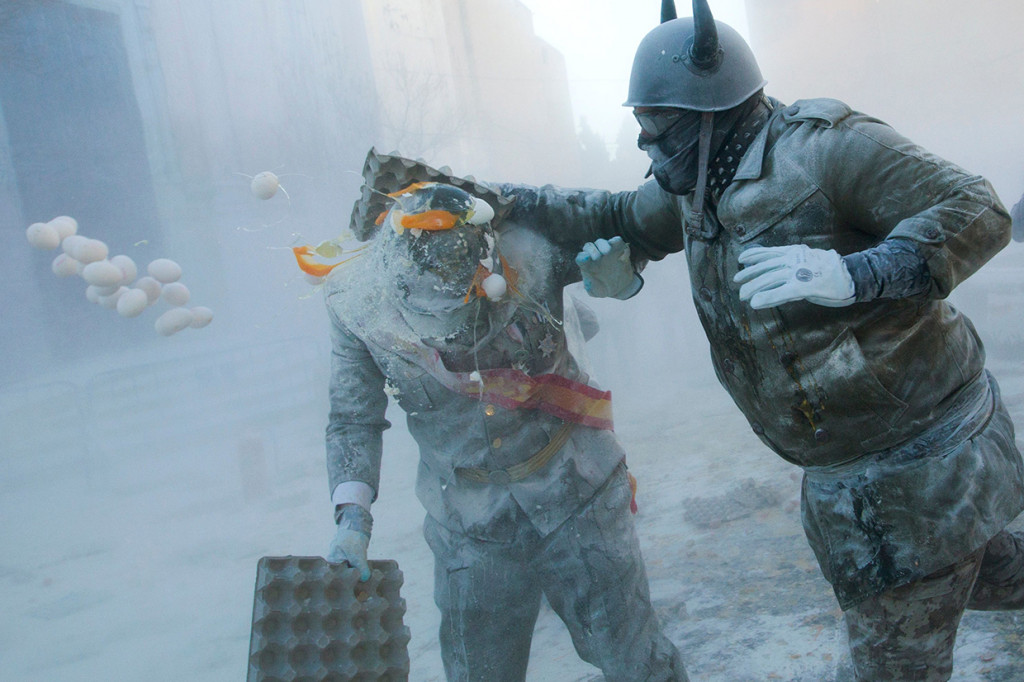 Seperti perang, para peserta festival pun memakai kostum tentara hingga helm anti huru-hara. Masing-masing peserta membawa satu kotak telur hingga tepung terigu. 