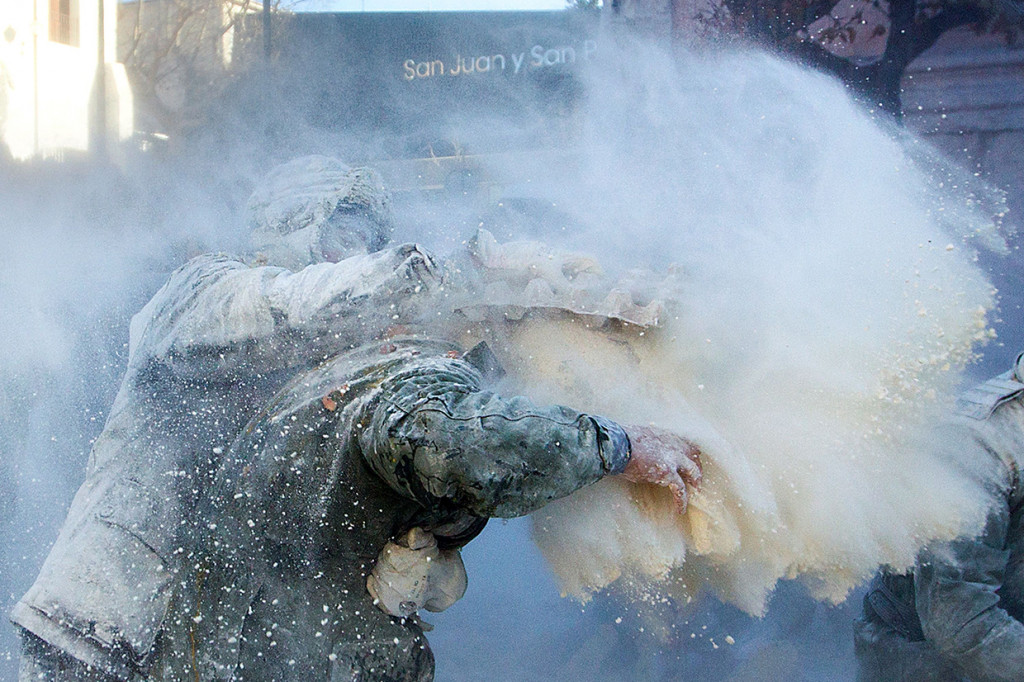 Perang tepung ini melibatkan dua kubu, yakni para pria yang telah menikah dan para pria lajang. Pria menikah merupakan pihak pemegang kekuasaan, sementara pria lajang adalah pihak oposisi. 