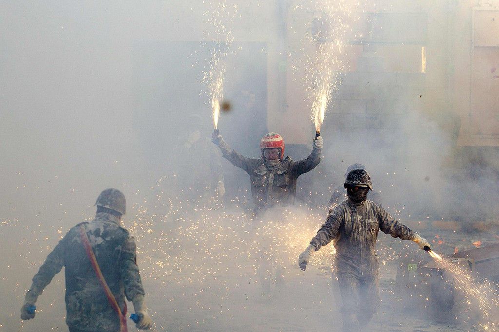 Selain tepung dan telur, festival yang hanya diikuti oleh kaum pria ini juga diramaikan dengan pesta kembang api serta petasan. 
