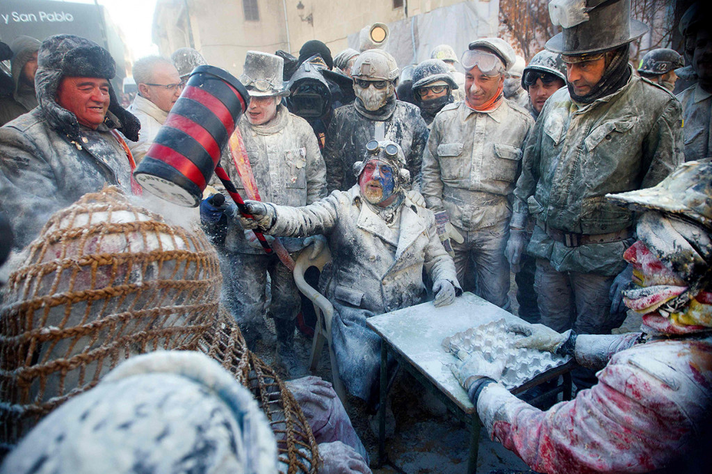 Pihak yang kalah dalam perang tepung itu harus membayar denda. Denda itu seluruhnya digunakan untuk amal dan memperbaiki fasilitas di kota.