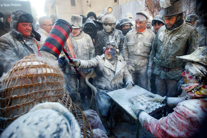 Pihak yang kalah dalam perang tepung itu harus membayar denda. Denda itu seluruhnya digunakan untuk amal dan memperbaiki fasilitas di kota.