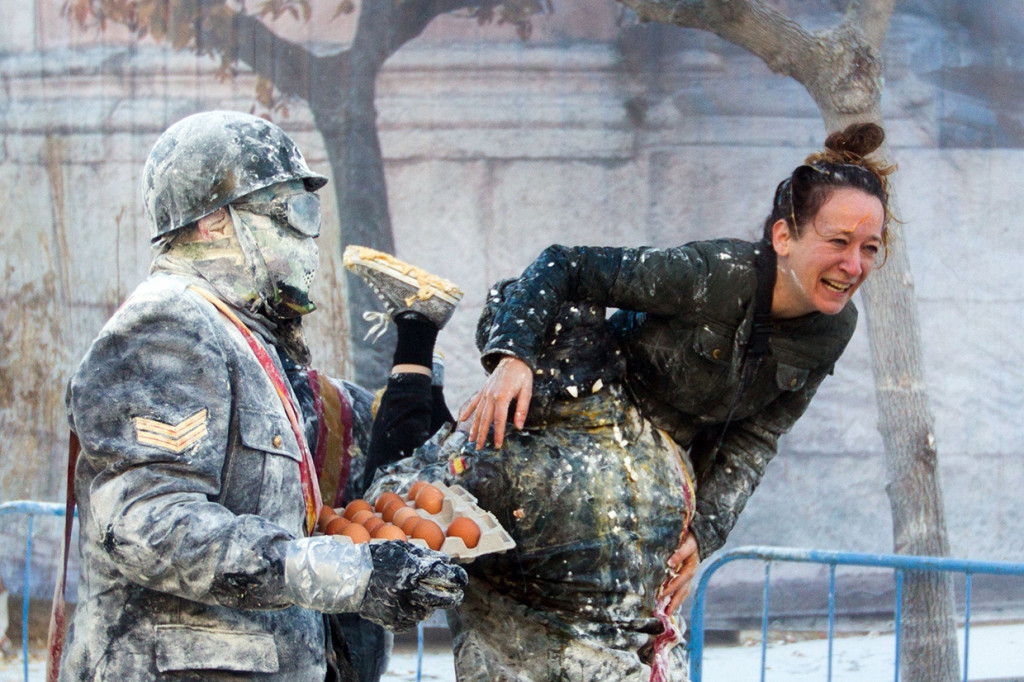 Perang pun berlangsung hingga pukul 17:00. Setelah itu, acara dilanjutkan dengan pesta dansa tradisional.