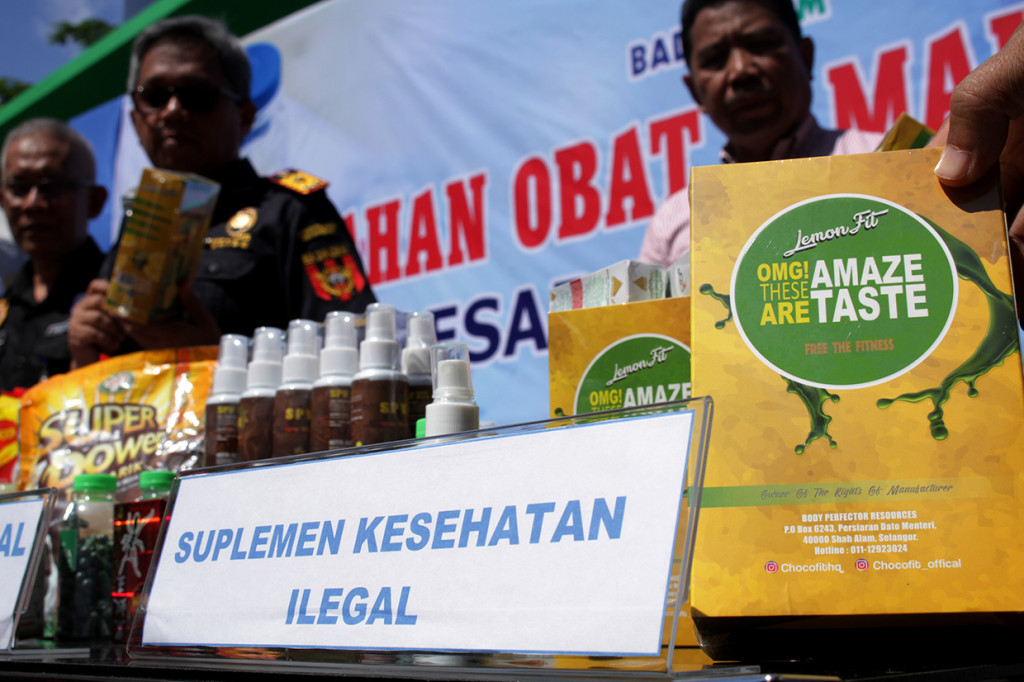 Petugas memperlihatkan suplemen kesehatan ilegal sebelum dimusnahkan di pelataran kantor Balai Besar Pengawas Obat dan Makanan (BBPOM) Makassar, Sulawesi Selatan.