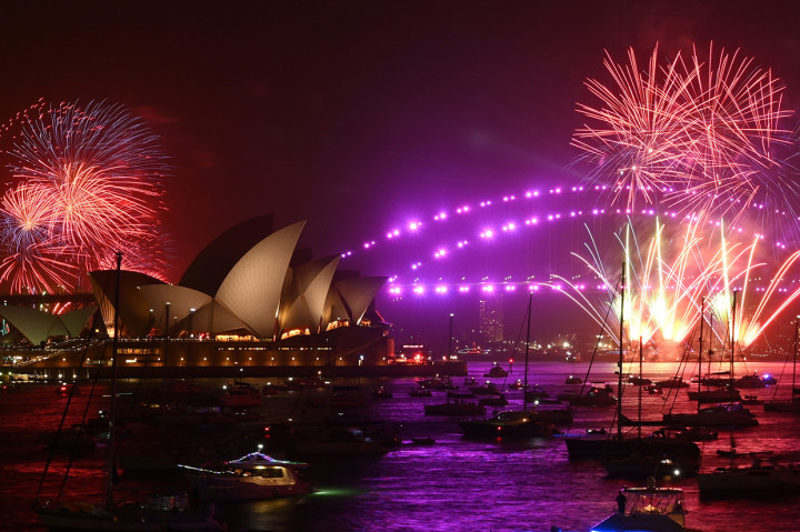 Suasana pesta kembang api pada perayaan pergantian tahun baru 2020 di kawasan Harbour Bridge dan Opera House Sydney. AFP Photo/Peter Parks