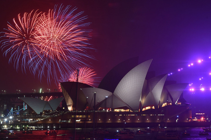 Setelah sebelumnya sempat dikabarkan akan dibatalkan, pertunjukkan kembang api menyambut tahun baru di Sydney, Australia, tetap berlangsung. AFP Photo/Peter Parks