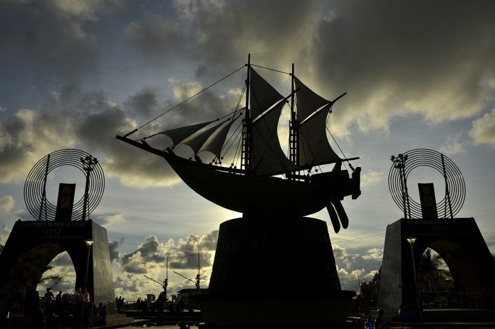 Warga menikmati pemandangan matahari terbenam (sunset) akhir tahun 2019 di Anjungan Pantai Losari, Makassar, Sulawesi Selatan. Antara Foto/Abriawan Abhe

