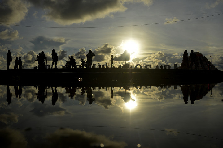 Sebagian warga memanfaatkan libur akhir tahun dikawasan pantai untuk menikmati matahari terbenam dan menunggu pergantian tahun di pantai. Antara Foto/Abriawan Abhe
