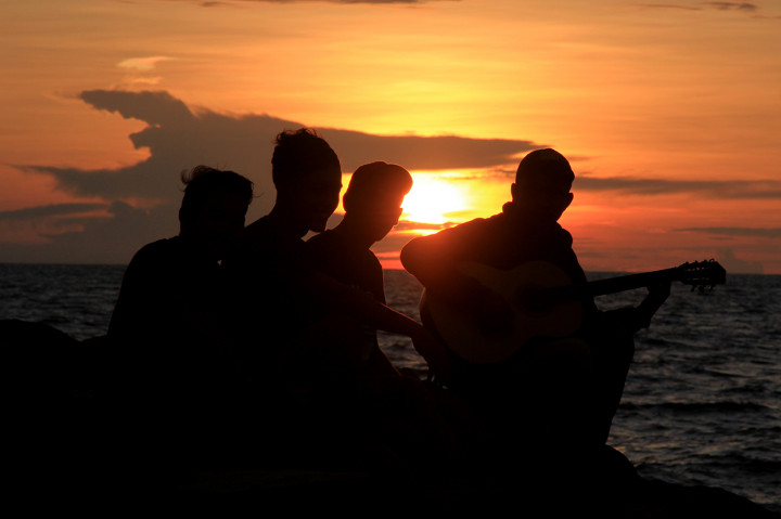Sejumlah pengunjung menikmati matahari terbenam (sunset) akhir tahun 2019 di kawasan pantai Suak Ujong Kalak, Johan Pahlawan, Aceh Barat, Aceh. Menikmati sunset akhir tahun masih menjadi acara alternatif sebagian masyarakat Aceh untuk melewati pergantian tahun. Antara Foto/Syifa Yulinnas