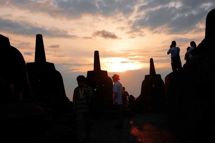 Candi Borobudur menjadi salah satu lokasi favorit di Jawa Tengah bagi ratusan wisatawan lokal maupun mancanegara yang ingin menyaksikan matahari terbit pertama tahun 2020.