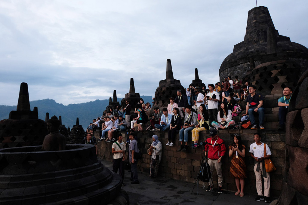 Wisatawan menyaksikan matahari terbit pertama tahun 2020 di candi Borobudur, Magelang, Jawa Tengah. 