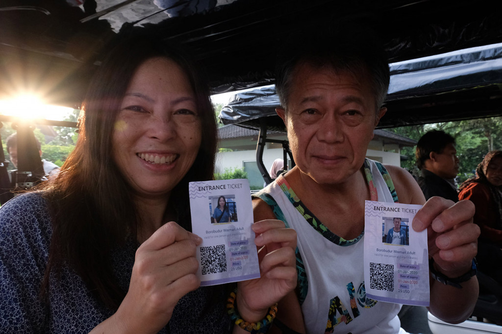 Pengunjung pertama candi Borobudur tahun 2020 asal Jepang Yuko dan Koichi menunjukkan tiket di pintu masuk kawasan Taman Wisata Candi (TWC) Borobudur, Magelang, Jawa Tengah. Pihak TWC Borobudur memberikan penghargaan dan cendera mata bagi pengunjung candi Borobudur pertama tahun 2020 sebagai wujud pelayanan dan keramahtamahan yang lebih baik di tahun ini. 