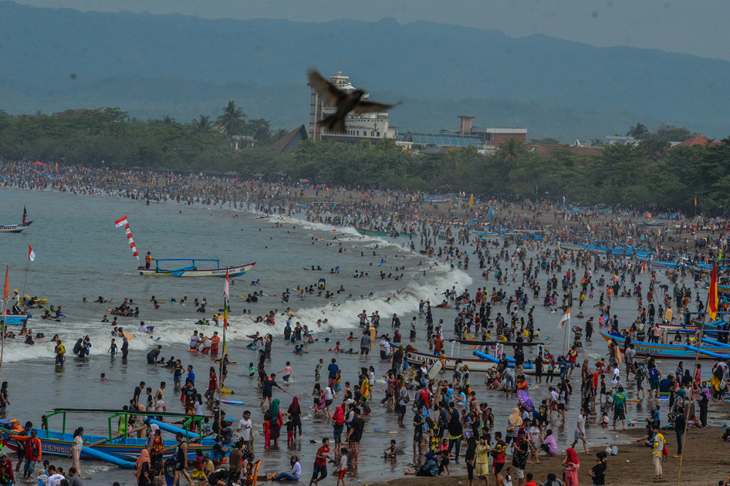 Ribuan pengunjung memadati pesisir Pantai Pangandaran, Jawa Barat.