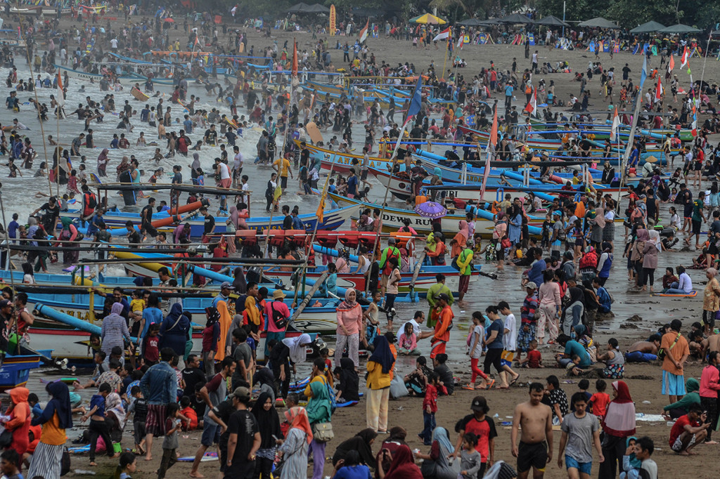 Ribuan pengunjung memadati pesisir Pantai Pangandaran, Jawa Barat.