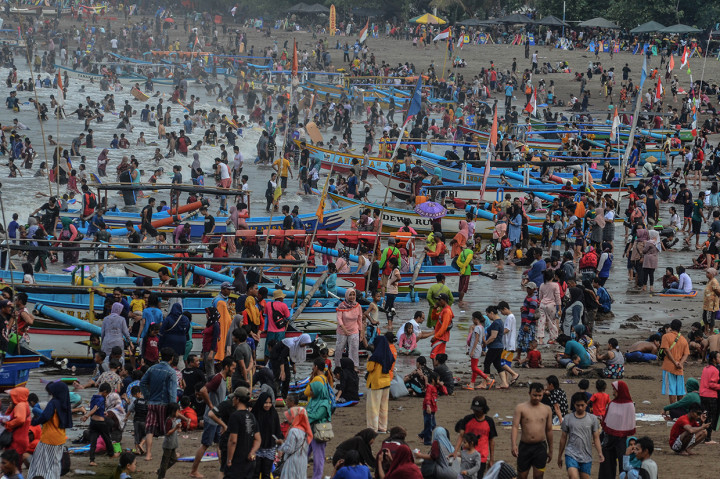 Ribuan pengunjung memadati pesisir Pantai Pangandaran, Jawa Barat.