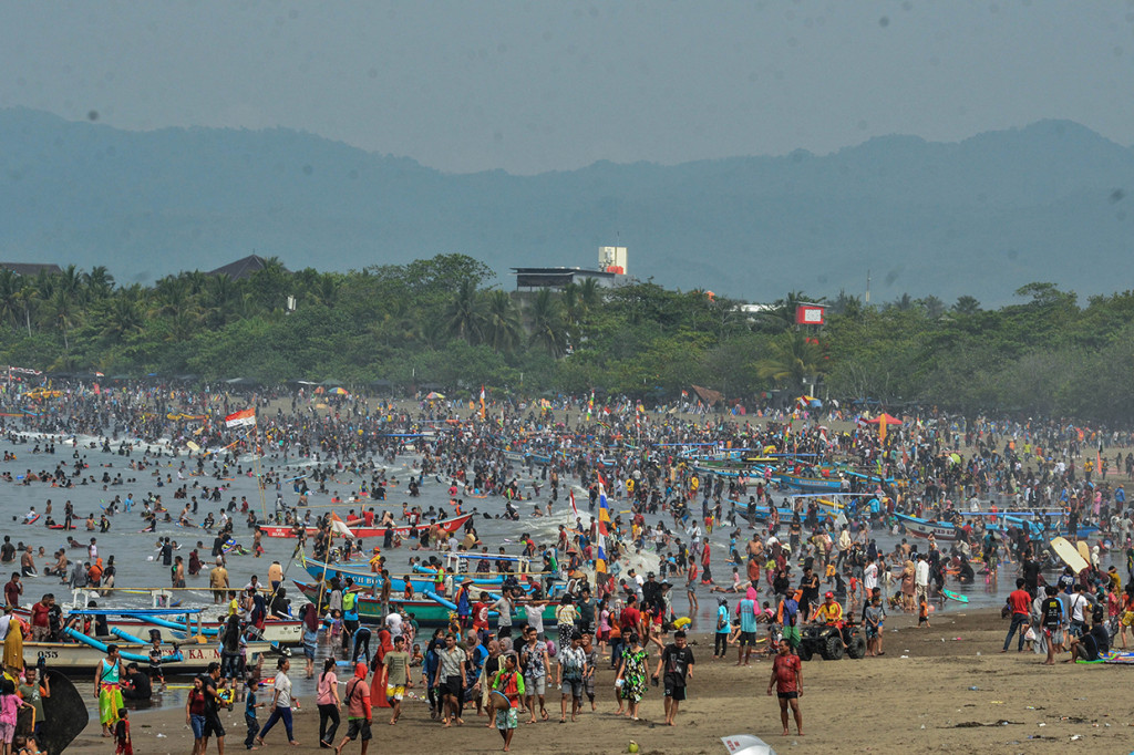 Warga memanfaatkan libur Tahun Baru 2020 berwisata bersama keluarga di kawasan wisata baru Pangandaran yang ditata oleh Pemerintah Provinsi Jabar menjadi destinasi wisata kelas dunia. 