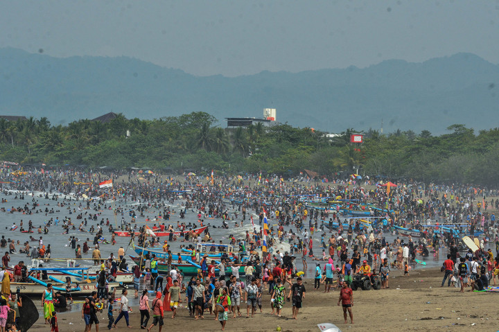 Warga memanfaatkan libur Tahun Baru 2020 berwisata bersama keluarga di kawasan wisata baru Pangandaran yang ditata oleh Pemerintah Provinsi Jabar menjadi destinasi wisata kelas dunia. 