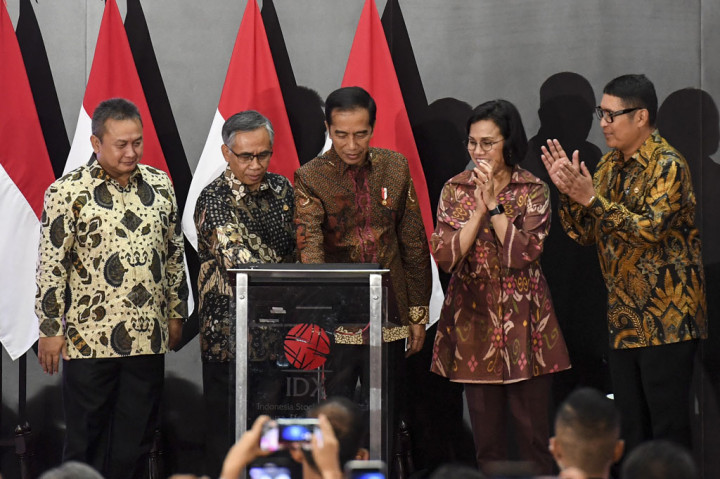 Presiden Joko Widodo didampingi Menteri Keuangan Sri Mulyani (kedua kanan), Ketua Dewan Komisioner OJK Wimboh Santoso (kedua kiri), Direktur Utama Bursa Efek Indonesia (BEI) Inarno Djajadi (kanan), dan Kepala Eksekutif Pengawas Pasar Modal OJK Hoesen membuka perdagangan saham tahun 2020 di gedung BEI, Jakarta, Kamis, 2 Januari 2020.