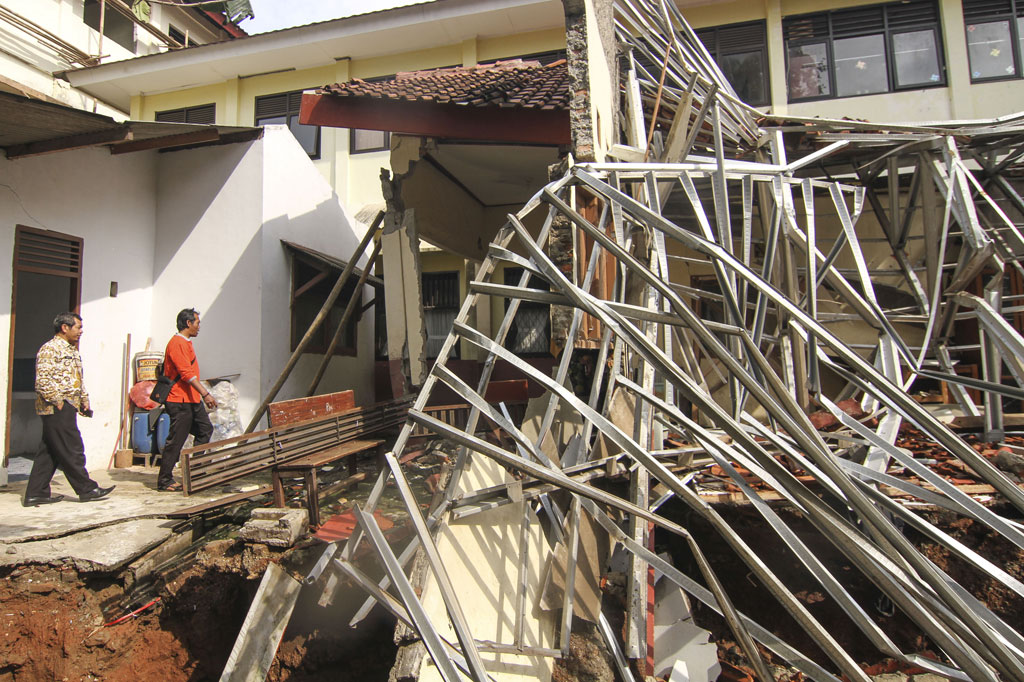Petugas melihat kondisi perpustakaan di SDN Beji 4, Kota Depok, Jawa Barat, yang ambruk, Kamis, 2 Januari 2020.