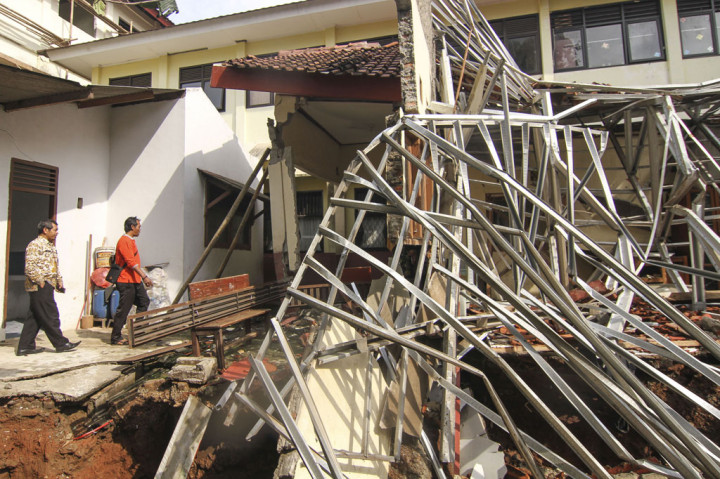 Petugas melihat kondisi perpustakaan di SDN Beji 4, Kota Depok, Jawa Barat, yang ambruk, Kamis, 2 Januari 2020.