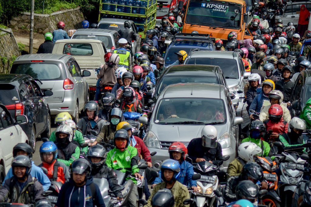 Sejumlah pengendara terjebak kemacetan saat diberlakukannya sistem satu arah di Jalan Raya Lembang, Kabupaten Bandung Barat, Jawa Barat.