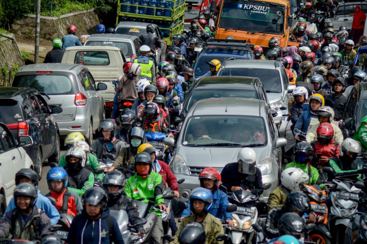 Sejumlah pengendara terjebak kemacetan saat diberlakukannya sistem satu arah di Jalan Raya Lembang, Kabupaten Bandung Barat, Jawa Barat.