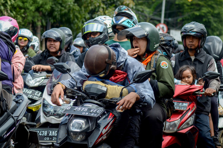 Sejumlah pengendara motor terjebak kemacetan saat diberlakukannya sistem satu arah di Jalan Raya Lembang, Kabupaten Bandung Barat, Jawa Barat.