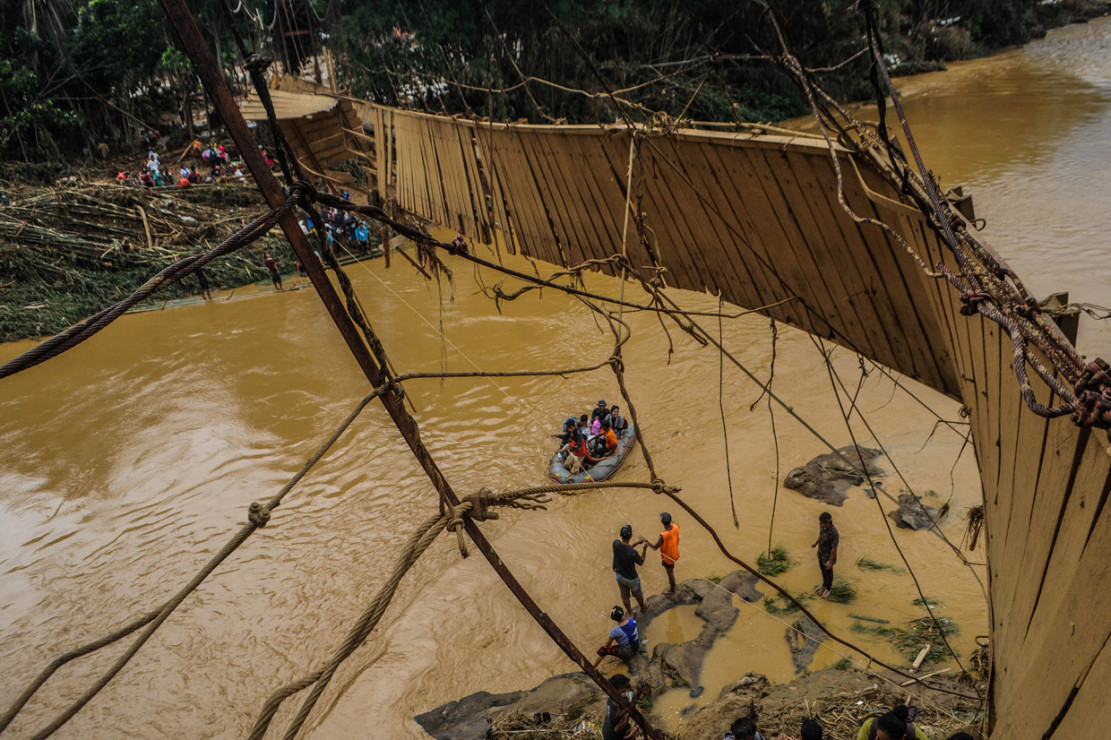 Evakuasi Warga Terdampak Banjir Bandang di Lebak Banten  Medcom.id