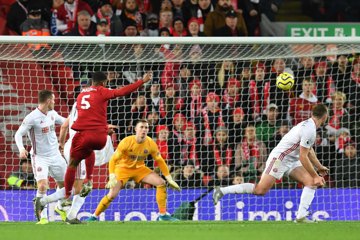 Sepakan keras Giorginio Wijnaldum dari dalam kotak penalti pada menit ke-20 belum menemui sasaran.