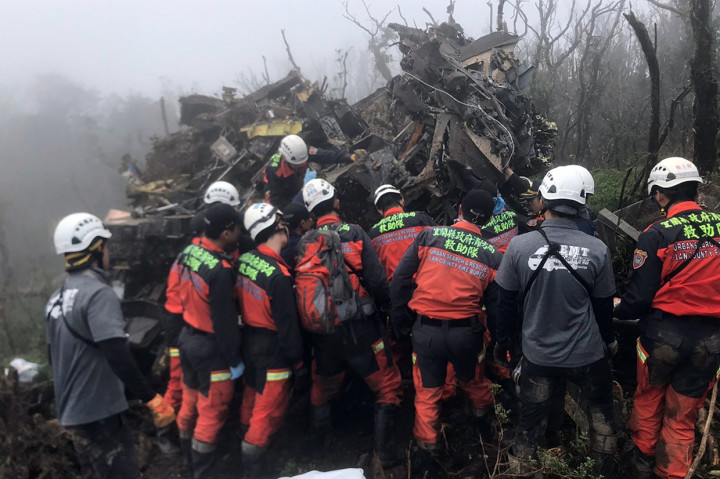 Sedikitnya delapan perwira senior, termasuk Panglima Militer Taiwan, Shen Yi-Ming tewas setelah helikopter militer Black Hawk yang mereka tumpangi menabrak pegunungan di wilayah Yilan dekat Taipei, Kamis, 2 Januari 2020. 